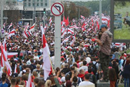 Минск. Участники митинга и шествия против результатов выборов президента Белоруссии.  Со дня выборов президента Белоруссии 9 августа в стране прошли митинги несогласных с результатами голосования.