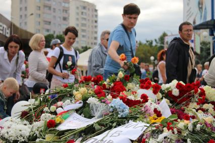 Минск. Люди приносят цветы к стихийному мемориалу на станции метро `Пушкинская`, где погиб участник акции протеста Александр Тарайковский. Со дня выборов президента Белоруссии 9 августа в стране прошли митинги несогласных с результатами голосования.