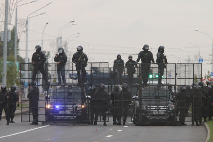 Минск. Сотрудники правоохранительных органов во время митинга против результатов выборов президента Белоруссии. Со дня выборов президента Белоруссии 9 августа в стране прошли митинги несогласных с результатами голосования.