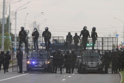 Минск. Сотрудники правоохранительных органов во время митинга против результатов выборов президента Белоруссии.  Со дня выборов президента Белоруссии 9 августа в стране прошли митинги несогласных с результатами голосования.