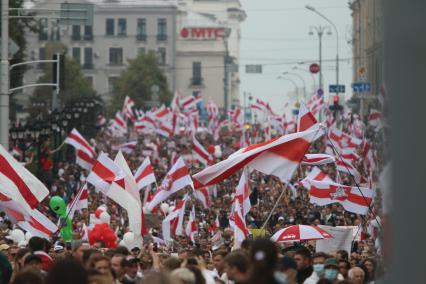 Минск. Участники митинга и шествия против результатов выборов президента Белоруссии.  Со дня выборов президента Белоруссии 9 августа в стране прошли митинги несогласных с результатами голосования.