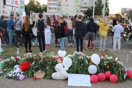 Минск. Люди приносят цветы к стихийному мемориалу на станции метро `Пушкинская`, где погиб участник акции протеста Александр Тарайковский. Со дня выборов президента Белоруссии 9 августа в стране прошли митинги несогластных с результатами голосования.