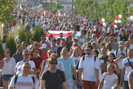 Минск. Массовая акция сторонников оппозиции. Днем Участники акции собрались в центре у стелы `Минск — город-герой` и прошли Маршем свободы до площади.  Со дня выборов президента Белоруссии 9 августа в стране прошли митинги несогласных с результатами голосования.