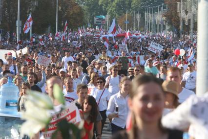 Минск. Массовая акция сторонников оппозиции. Днем Участники акции собрались в центре у стелы `Минск — город-герой` и прошли Маршем свободы до площади.  Со дня выборов президента Белоруссии 9 августа в стране прошли митинги несогласных с результатами голосования.