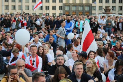 Минск. Митинг против результатов выборов президента Белоруссии на площади Независимости, где расположены здания правительства и ЦИК.