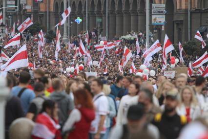 Минск. Участники митинга и шествия против результатов выборов президента Белоруссии.  Со дня выборов президента Белоруссии 9 августа в стране прошли митинги несогласных с результатами голосования.