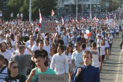 Минск. Девушка держит плакат `Stop blood luka` во время массовой акции сторонников оппозиции. Днем Участники акции собрались в центре у стелы `Минск — город-герой` и прошли Маршем свободы до площади.  Со дня выборов президента Белоруссии 9 августа в стране прошли митинги несогласных с результатами голосования.