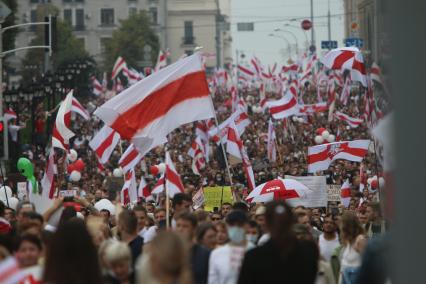 Минск. Участники митинга и шествия против результатов выборов президента Белоруссии.  Со дня выборов президента Белоруссии 9 августа в стране прошли митинги несогласных с результатами голосования.