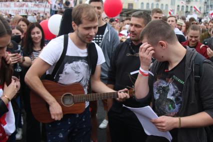 Минск. Участники митинга и шествия против результатов выборов президента Белоруссии.  Со дня выборов президента Белоруссии 9 августа в стране прошли митинги несогласных с результатами голосования.