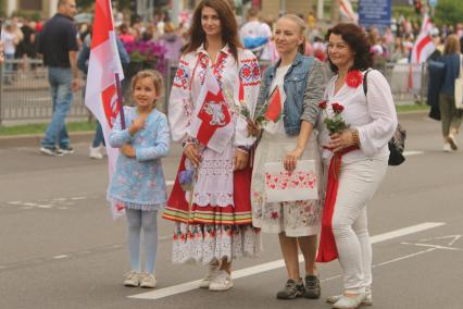 Минск. Участники митинга против результатов выборов президента Белоруссии на площади Независимости.  Со дня выборов президента Белоруссии 9 августа в стране прошли митинги несогласных с результатами голосования.