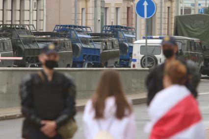 Минск. Колонна военных грузовиков в центре города.  Со дня выборов президента Белоруссии 9 августа в стране прошли митинги несогласных с результатами голосования.