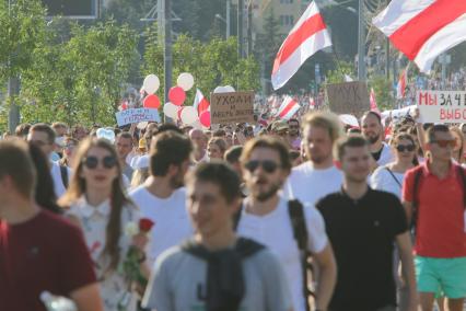 Минск. Массовая акция сторонников оппозиции. Днем Участники акции собрались в центре у стелы `Минск — город-герой` и прошли Маршем свободы до площади.  Со дня выборов президента Белоруссии 9 августа в стране прошли митинги несогласных с результатами голосования.