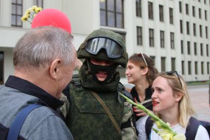 Минск. Протестующие и сотрудники ОМОНа на площади Независимости, где проходит митинг против результатов выборов президента Белоруссии. На площади расположены здания правительства и ЦИК.