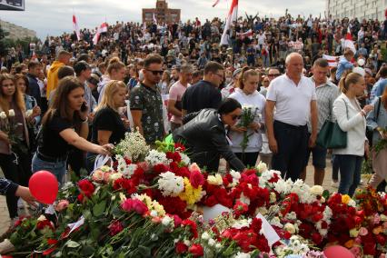 Минск. Люди приносят цветы к стихийному мемориалу на станции метро `Пушкинская`, где погиб участник акции протеста Александр Тарайковский. Со дня выборов президента Белоруссии 9 августа в стране прошли митинги несогласных с результатами голосования.