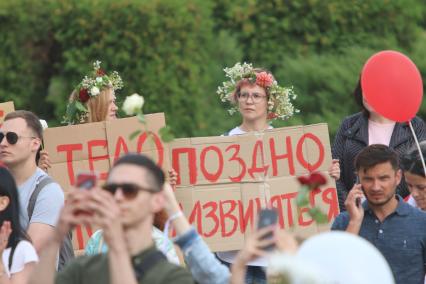 Минск. Митинг против результатов выборов президента Белоруссии на площади Независимости, где расположены здания правительства и ЦИК.