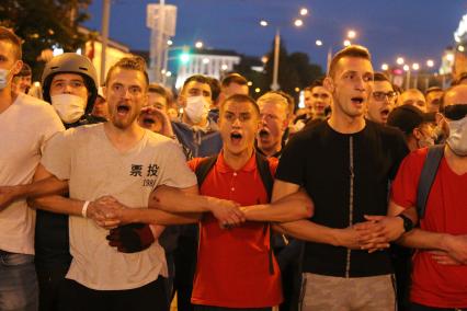 Минск. Митингующие выстроились живой цепью во время акции протеста против результатов выборов президента Белоруссии. Со дня выборов президента Белоруссии 9 августа в стране прошли митинги несогласных с результатами голосования.