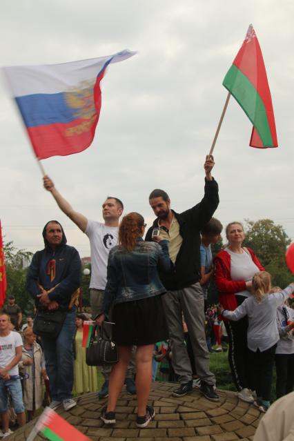 Минск. Люди держат флаги России и Белоруссии во время митинга в поддержку президента Белоруссии Александра Лукашенко.