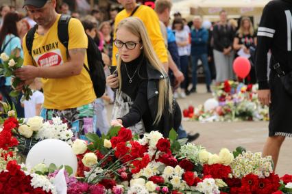 Минск. Люди приносят цветы к стихийному мемориалу на станции метро `Пушкинская`, где погиб участник акции протеста Александр Тарайковский. Со дня выборов президента Белоруссии 9 августа в стране прошли митинги несогласных с результатами голосования.