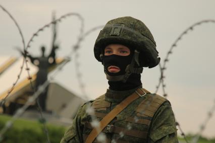 Минск. Сотрудник правоохранительных органов во время митинга против результатов выборов президента Белоруссии на площади Независимости. Со дня выборов президента Белоруссии 9 августа в стране прошли митинги несогласных с результатами голосования.