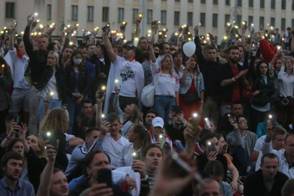 Минск. Митинг против результатов выборов президента Белоруссии на площади Независимости, где расположены здания правительства и ЦИК.