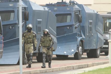 Минск. Колонна военных грузовиков в центре города.  Со дня выборов президента Белоруссии 9 августа в стране прошли митинги несогласных с результатами голосования.