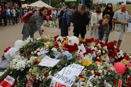 Минск. Люди приносят цветы к стихийному мемориалу на станции метро `Пушкинская`, где погиб участник акции протеста Александр Тарайковский. Со дня выборов президента Белоруссии 9 августа в стране прошли митинги несогласных с результатами голосования.