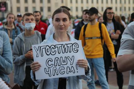 Минск. Девушка держит плакат `Угостите Сашу чаем!` во время митинга против результатов выборов президента Белоруссии на площади Независимости.  Со дня выборов президента Белоруссии 9 августа в стране прошли митинги несогласных с результатами голосования.