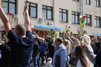 Минск. Церемония прощания с погибшим участником акции протеста Александром Тарайковским. Со дня выборов президента Белоруссии 9 августа в стране прошли митинги несогласных с результатами голосования.