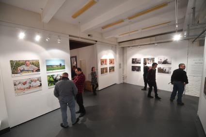 Москва. Открытие фотовыставки `Лица труда`, организованной `Партией дела` и газетой `Комсомольсквя правда`, в Центре фотографии им. братьев Люмьер.