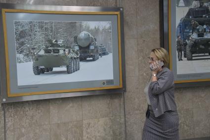 Москва. Экспозиция, посвященная 60-летию образования Ракетных войск стратегического назначения (РВСН), в галерее `Метро` на станции `Выставочная`.