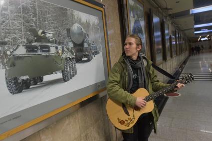 Москва. Экспозиция, посвященная 60-летию образования Ракетных войск стратегического назначения (РВСН),  в галерее `Метро` на станции `Выставочная`.