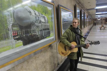 Москва. Экспозиция, посвященная 60-летию образования Ракетных войск стратегического назначения (РВСН),  в галерее `Метро` на станции `Выставочная`.