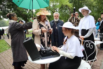 Пермь. Председатель наблюдательного совета Елисаветинско-Сергиевского общества (ЕСПО) Анна Громова (вторая слева) на благотворительной ярмарке `Белый цветок`.