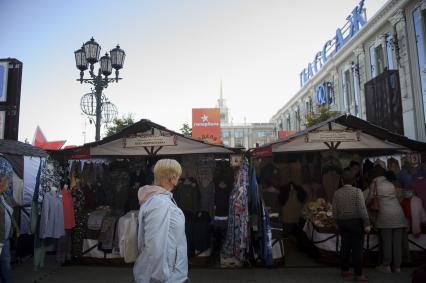 Екатеринбург. Ярмарка легкой промышленности на пешеходной улице Вайнера