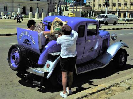 Куба. Гавана. Туристический ретроавтомобиль.