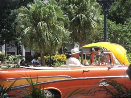 Куба. Гавана. Старый американский автомобиль - модный транспорт для богатых туристов.