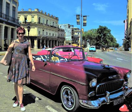 Куба. Гавана. Специальный корреспондент КП Дарья Асламова рядом с американским автомобилем.