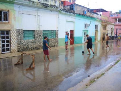 Куба. Гавана. Мужчины играют в футбол.