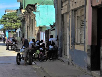 Куба. Гавана. Местные мужчины на улице.