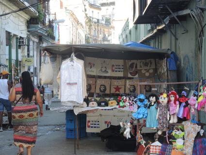 Куба. Гавана. Уличная торговля сувенирной продукцией.