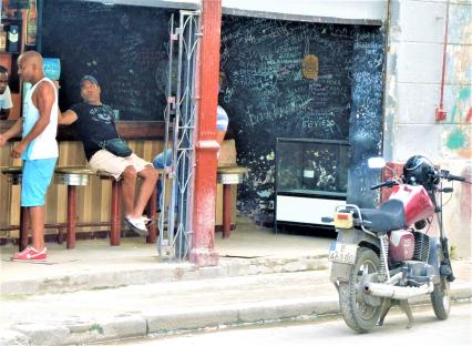 Куба. Гавана. Мужчины у барной стойки.