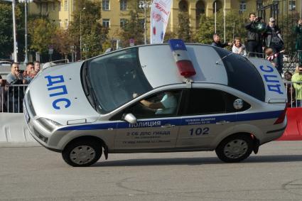 Москва. Выступление спортсменов из группы Каскад Управления ГИБДД ГУ МВД России по городу Москве и МЧС на осеннем мотофестивале.