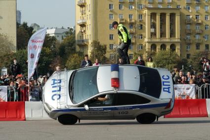 Москва. Выступление спортсменов из группы Каскад Управления ГИБДД ГУ МВД России по городу Москве и МЧС на осеннем мотофестивале.