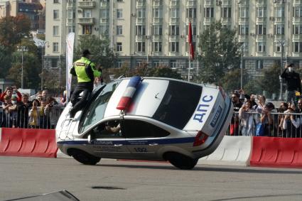 Москва.  Выступление спортсменов из группы Каскад Управления ГИБДД ГУ МВД России по городу Москве и МЧС на осеннем мотофестивале.