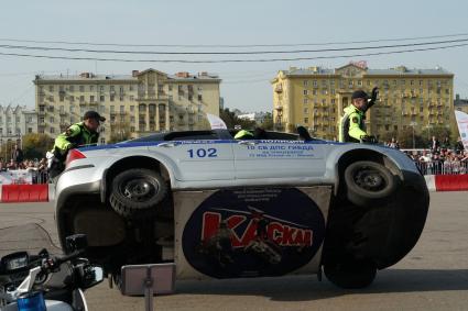 Москва.  Выступление спортсменов из группы Каскад Управления ГИБДД ГУ МВД России по городу Москве и МЧС на осеннем мотофестивале.