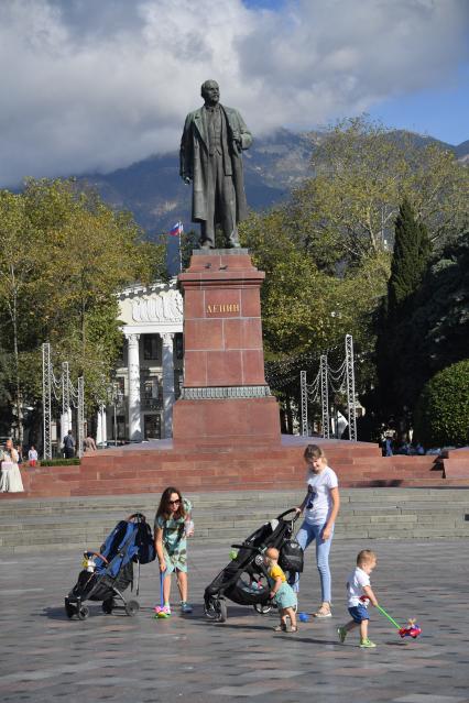 Республика Крым. Ялта. Памятник Ленину.