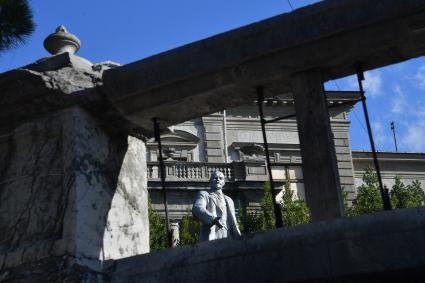 Республика Крым. Ялта. Памятник Ленину рядом с гостиницей Адмирал.