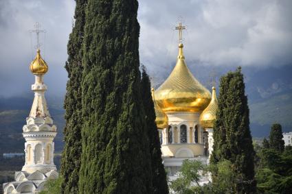 Республика Крым. Ялта. Вид на купола  Храма Александра Невского.