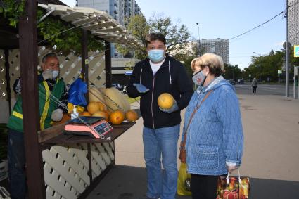 Москва. Корреспондент `Комсомольской правды ` Павел Клоков торгует арбузами на бахчевом развале.