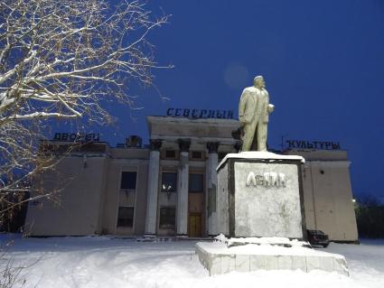 п.Северный. Памятник Ленину у работающего Дворца культуры.